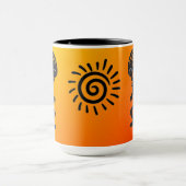 Kokopelli met het inheemse Amerikaanse zonnesymboo Mok (Midden)