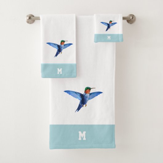 Kolibrie & Monogram op Lichtblauw & Wit Bad Handdoek (Insitu)