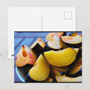 Kom met gesneden pruimenfruit briefkaart