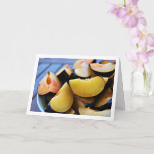 Kom met gesneden pruimenfruit kaart