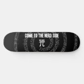 Kom naar de nerd voor Pi op Black Skateboard (Horizontaal)