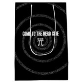 Kom naar de nerdkant voor Pi op zwart Medium Cadeauzakje (Achterkant)