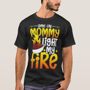Kom op Mama licht mijn Vuur geluk in een tent gi T-shirt