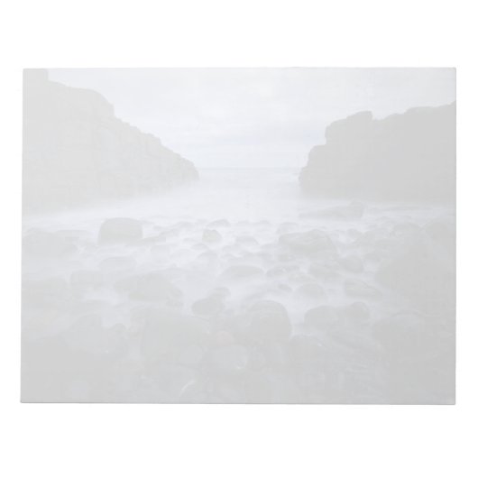 Kommen en Rocks langs de Ocean Shoreline Notitieblok (Voorkant)