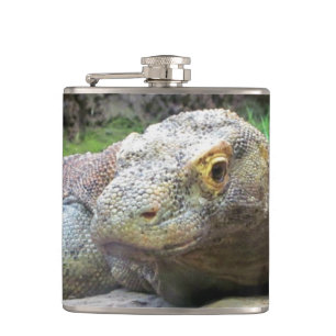 Komodo draak over de rotsen heupfles