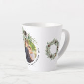 Kone greenery new weds 1st kerstfoto latte mok (Rechterhoek)