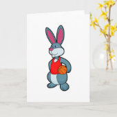 Konijn als basketballer met basketbal kaart (Gele Bloem)
