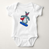 Konijn als Snowboarder met Snowboard en Scarf Romper (Voorkant)