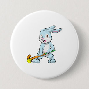 Konijn bij veldhockey met hockeystick ronde button 7,6 cm