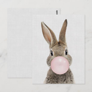 Konijn dat bubbelgom blaast op grijze linnen stof briefkaart