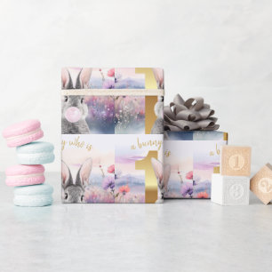 Konijn dat roze kauwgom blaast voor eerste verjaar cadeaupapier