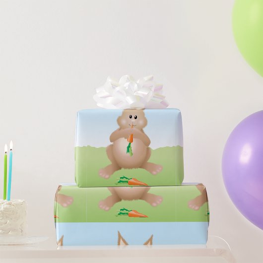 Konijn eet een wortel inpakpapier