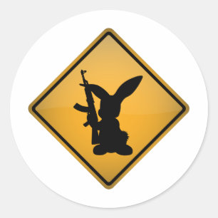 Konijn met waarschuwingsbord voor Pistool Ronde Sticker