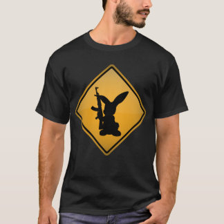 Konijn met waarschuwingsbord voor Pistool T-shirt