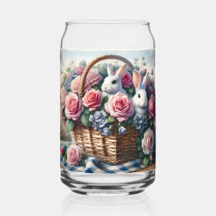 Konijnen genesteld tussen cottagerozen blikvorm glas