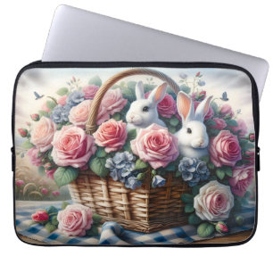 Konijnen genesteld tussen cottagerozen laptop sleeve