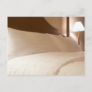 Koning mat bed in een hotelkamer briefkaart