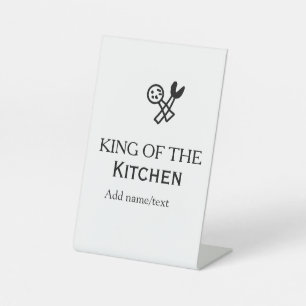 Koning van de keuken chef koken voeg naam kroon to reclamebord met voetstuk