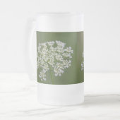 Koningin Anne's kant, Mok met glazen bier (Voorkant links)