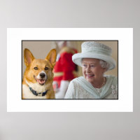 Koningin Elizabeth II lacht met haar Corgi