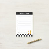 Koningin & koning op zwarte en witte schaafdingen  post-it® notes (Op bureau)