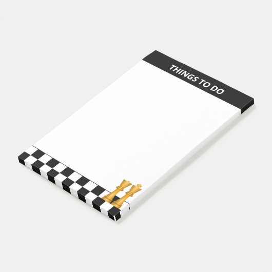 Koningin & koning over zwarte en witte schaafdinge post-it® notes (Schuin)