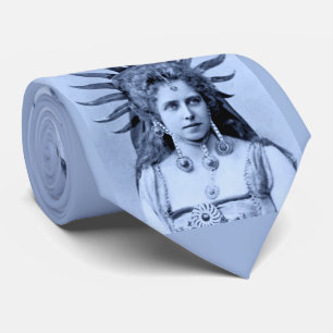 Koningin Marie van Roemenië als de Zonnekoningin Stropdas