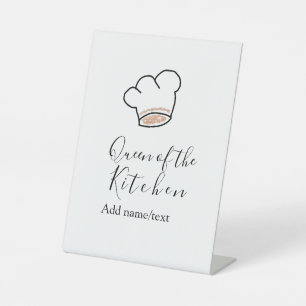 Koningin van de keuken chef koken voeg naam kroon reclamebord met voetstuk