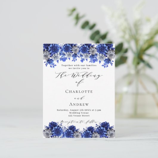Koninklijk blauw wit bloemenschrift bruiloft uitnodiging briefkaart (Staand voorkant)