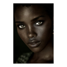 Koninklijk zwart portret intense blik gouden oorbe