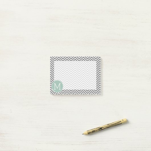 Kool en mint Groene Chevrons Aangepast monogram Post-it® Notes (Op bureau)