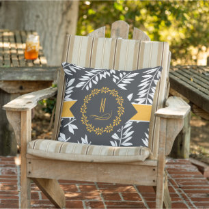 Koolgrijs met gouden accenten en monogram buitenkussen