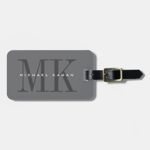 Koolsteengrijze minimalist met dramatisch monogram bagagelabel
