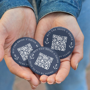 Koop de Bride een Drink Bachelorette Party QR Code Ronde Button 5,7 Cm