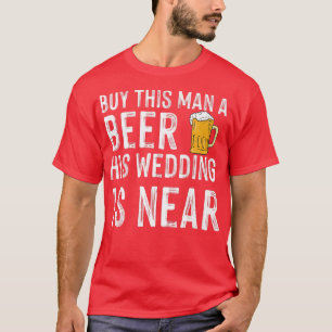 Koop dit man een biertje dat zijn bruiloft dicht b t-shirt