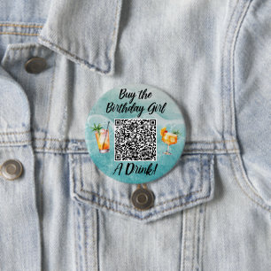Koop het Verjaardagsmeisje Een Drink QR Code Beach Ronde Button 7,6 Cm