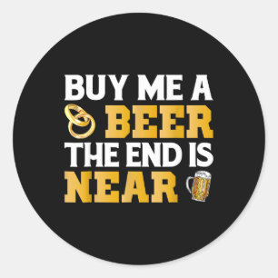 Koop Mij Eén Bier Einde Is Near T-shirt Bachelorfe Ronde Sticker