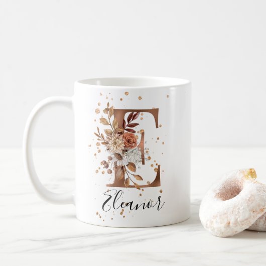 Koper Floral Letter E Monogram Coffee Mok (Met donut)