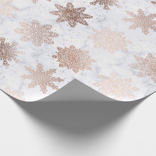 Kopergoud en marmer Snowflake kerstpatroon Cadeaupapier (Hoek)