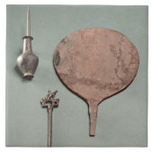 Koperhaarden, staafjes van collyrium met pot en sp tegeltje (Voorkant)