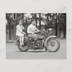 Koppel rijdend op motorfiets, 1928 briefkaart