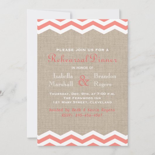 Koraal Chevrons op Burlap Rehearsal Dinner Invite Kaart (Voorkant)