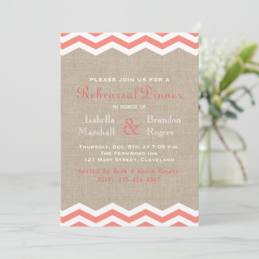 Koraal Chevrons op Burlap Rehearsal Dinner Invite Kaart (Staand voorkant)