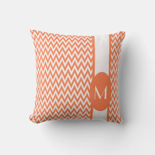 Koraal elegante Chevron-ontwerp met monogram Kussen