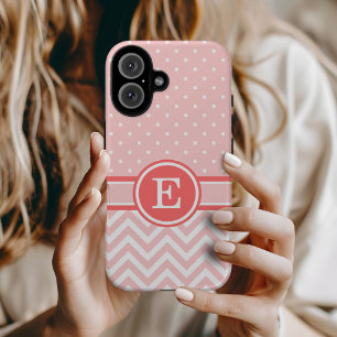 Koraal en Roze Preppy Chevron Stippen Monogram iPhone 16 Hoesje
