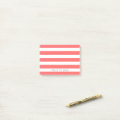 Koraal en Wit Klassieke Strepen Monogram Post-it® Notes (Op bureau)