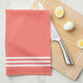 Koraal en wit, verfijnde strips en monogram theedoek (Quarter Fold)