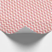 Koraal en witte Chevron Verjaardag Cadeaupapier (Hoek)