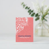 Koraal-rode achtergrond en witte bloemenkant visitekaartje (Staand voorkant)