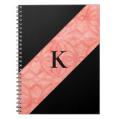 Koraal Roze Batik en Zwart Monogrammed Notitieboek (Voorkant)